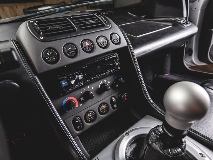 Детали интерьера Lotus Esprit V8 SE 2001 года  (фото 33 из 66)
